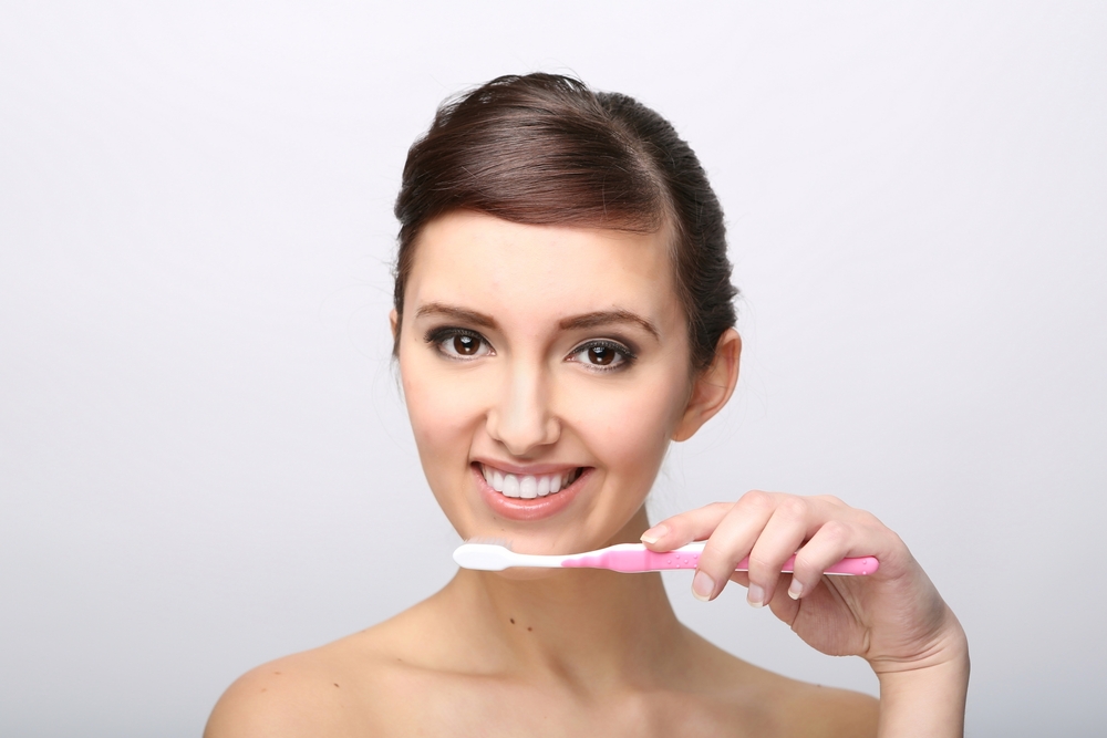 Lady-Brushing-Teeth